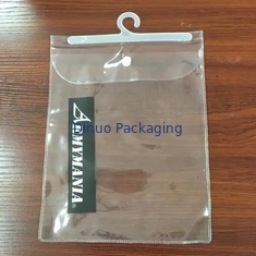 Kundengebundene Verpackentaschen Größe PVC-freien Raumes mit Klebstreifen Soem/ODM mit Haken
