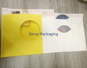 Färben Sie keinen Plastikoberflächenpapierkissen-aufgefüllten Umschlag gelb