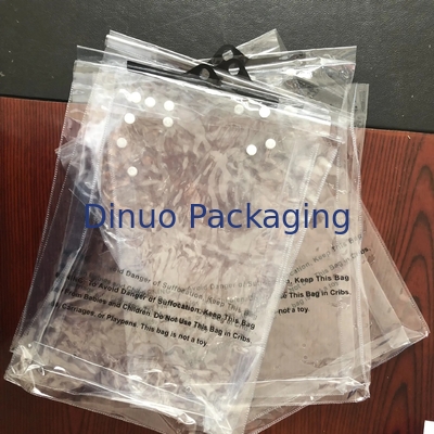 Kundengebundene Verpackentaschen Größe PVC-freien Raumes mit Klebstreifen Soem/ODM mit Haken