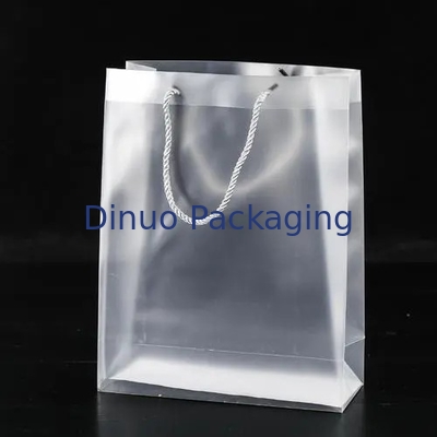 Kleid, das klare Verpackentaschen PVCs mit Plastikknopf und der Hand verpackt