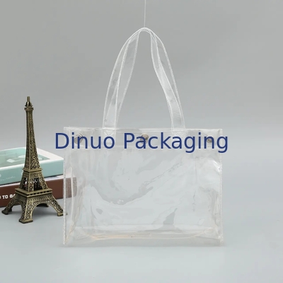 Kleid, das klare Verpackentaschen PVCs mit Plastikknopf und der Hand verpackt