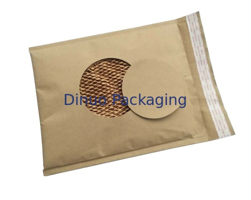Völlig biologisch abbaubares und kompostierbares Kraftpapier runzelte die Umschläge, die aufgefülltes Bienenwaben-Papier zeichnen