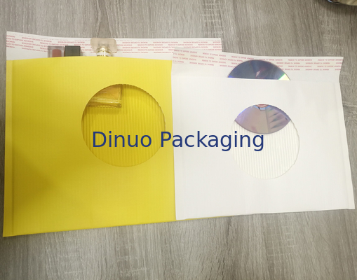 Färben Sie keinen Plastikoberflächenpapierkissen-aufgefüllten Umschlag gelb